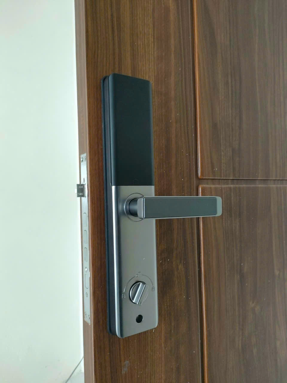 Khóa vân tay cửa gỗ HTS-Q5-W5B24 – An toàn, tiện nghi, công nghệ hiện đại